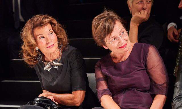 Mode und Politik, harmonisch vereint: Brigitte Bierlein und Doris Schmidauer (v.li.) bei der Eröffnung der MQ Vienna Fashion Week – selbstverständlich in der Front Row.