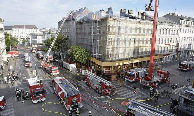 Die Feuerwehr rückte zu einem Großeinsatz am Zimmermannplatz aus.