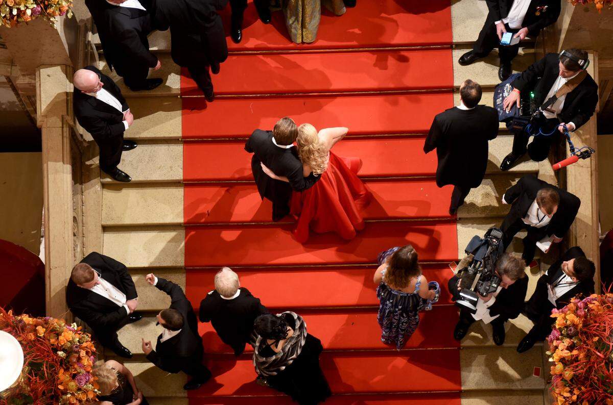 Wenn dann die Gäste vom Roten Teppich in die Oper kommen, steigt der Lärmpegel, füllen sich die Gänge und es wird zunehmend enger. Und auf der Haupttreppe posieren die Besucher - etwa Bundeskanzler Sebastian Kurz mit Freundin Susanne Thier - für die Fotografen.