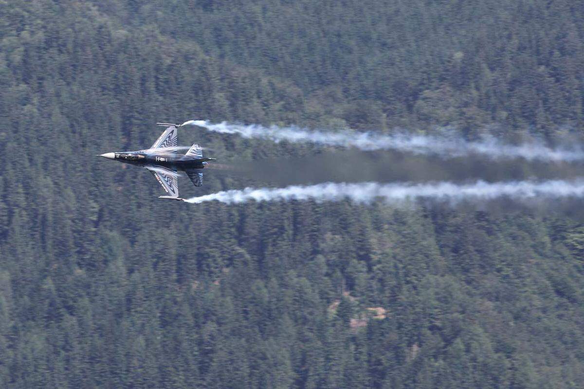 Eine F-16 der Belgischen Airforce zog engste Kreise über die Startpiste.
