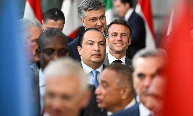 Archivbild aus dem Haus des Europäischen Rates in Brüssel. Frankreichs Präsident Macron (Bildmitte, rechts) gilt als besonderer Verfechter der französischen Sprache.