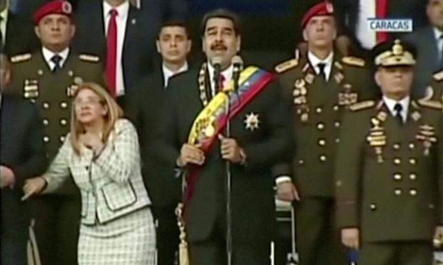 Nicolás Maduro und seine Frau Cilia Flores im Moment des Anschlags