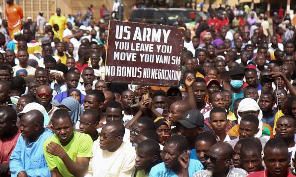 In Nigers Hauptstadt Niamey wird für den Abzug der US-Truppen demonstriert.