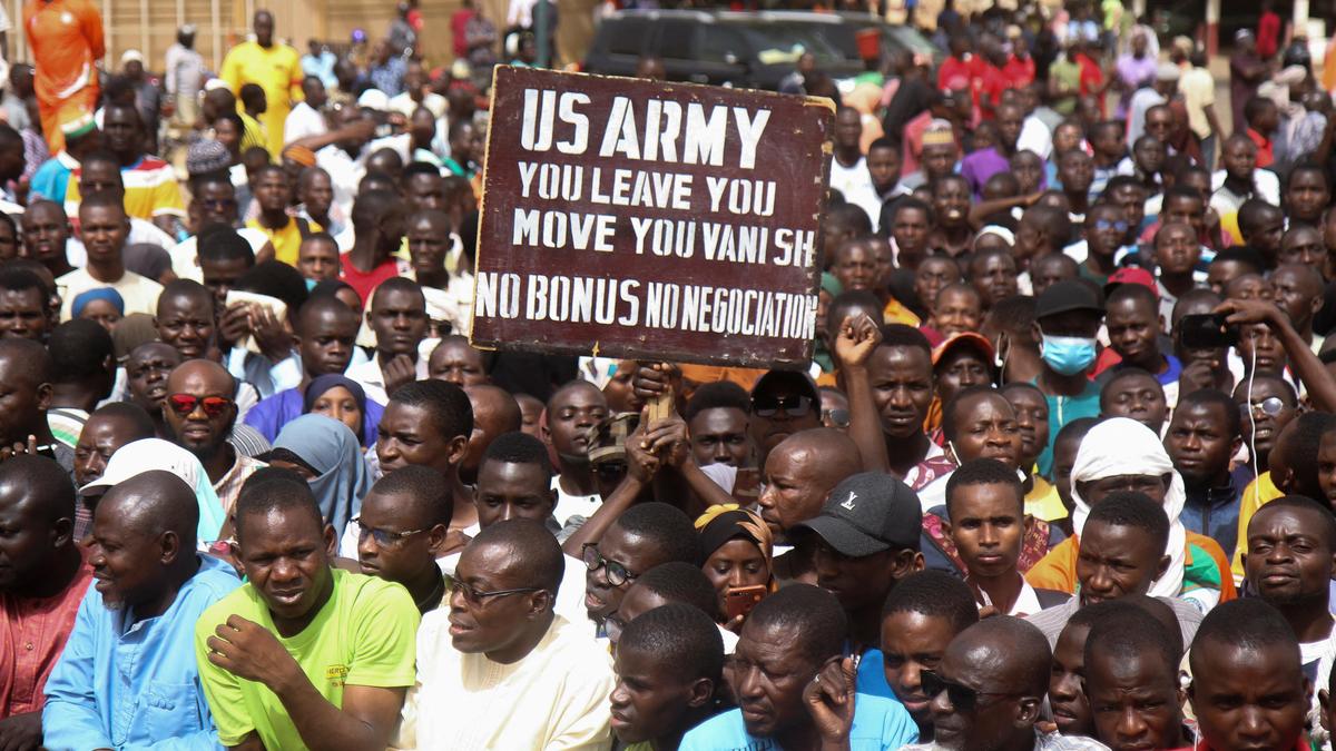 In Nigers Hauptstadt Niamey wird für den Abzug der US-Truppen demonstriert.