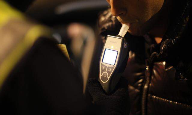 Nicht nur Autolenker können von der Polizei dazu aufgefordert werden, ihre Atemluft auf Alkohol untersuchen zu lassen, sondern auch Fußgänger.