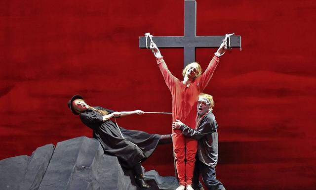 Sebastian Wendelin als 'Florian Tilo', Stefanie Dvorak (links) als 'Kellerbirn Anna' und Branko Samarovski (rechts) als 'Ulpian Tilo' in Wolfgang Bauers Stück "Der Rüssel"