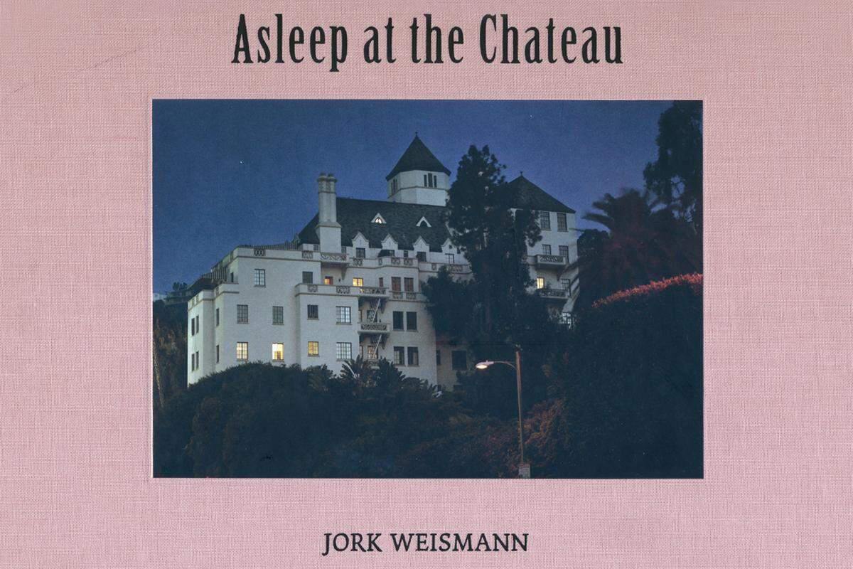 Der Wiener Fotograf Jork Weismann hat Prominente im legendären Hotel Chateau Marmont fotografiert. Schlafend. Erschienen bei Damiani. 50 Euro.