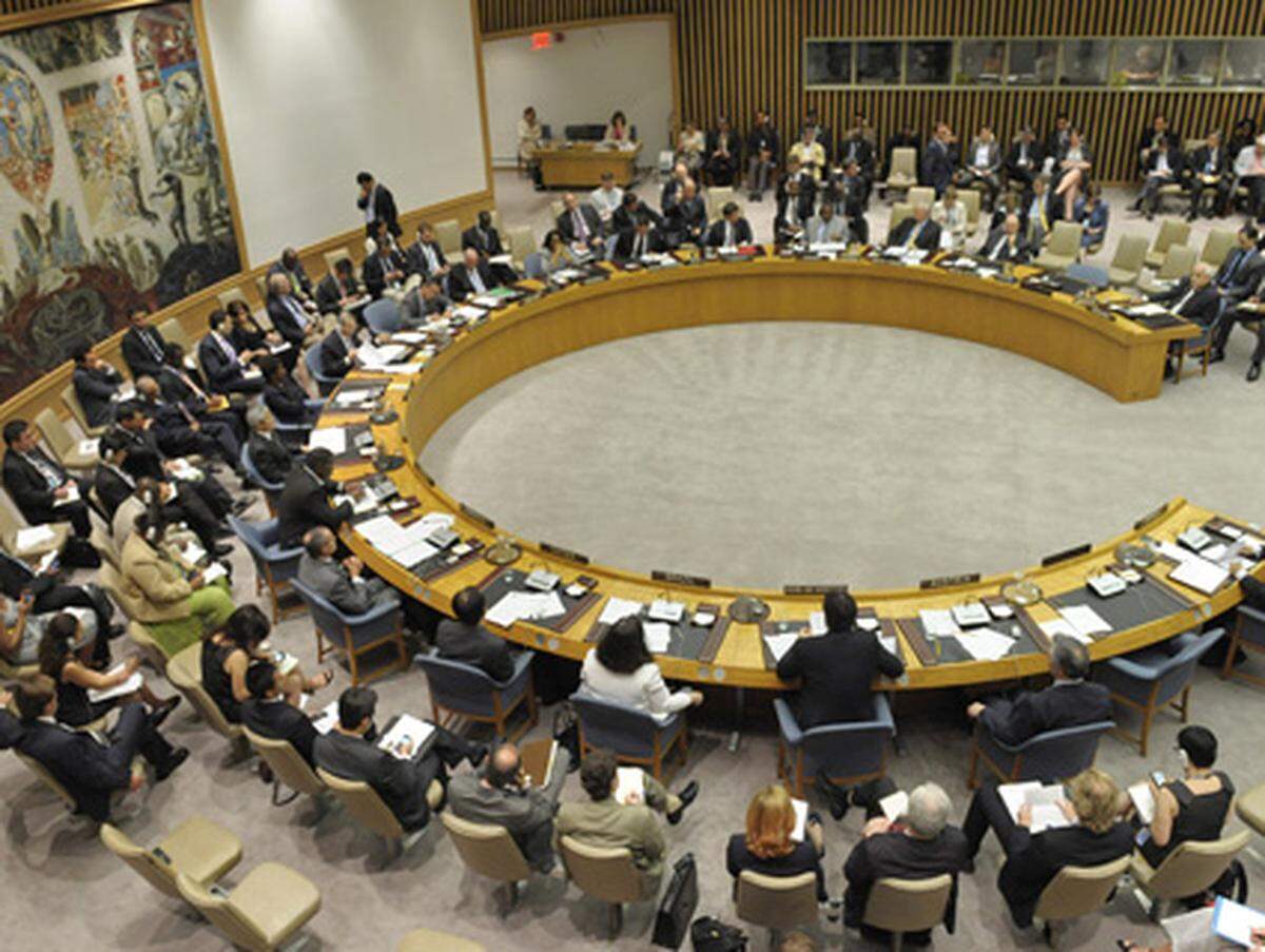 Der UN-Sicherheitsrat beschließt eine vierte Sanktionsrunde gegen Teheran. Zwölf Staaten, darunter die Veto-Mächte USA, Großbritannien, Frankreich, Russland und China sowie auch Österreich stimmen für die neue Resolution 1929. Sie trocknet die Geldquellen der Revolutionsgarden aus.