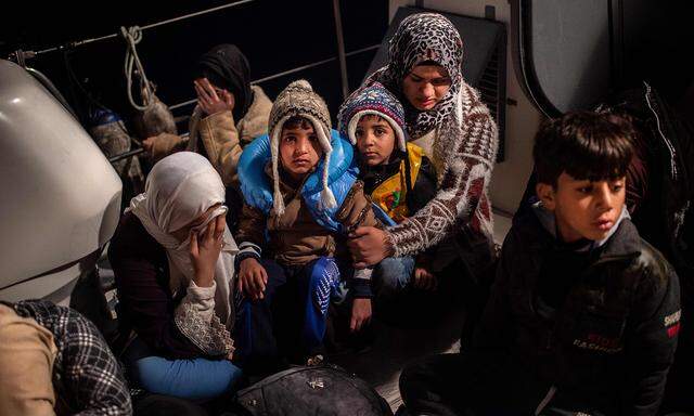 Die konservative Regierung in Athen, seit Juli im Amt, will nun die heillos überfüllten Flüchtlingslager auf Lesbos, Chios, Leros und Kos durch geschlossene „Abflugs- und Identifikationszentren“ ersetzen. 
