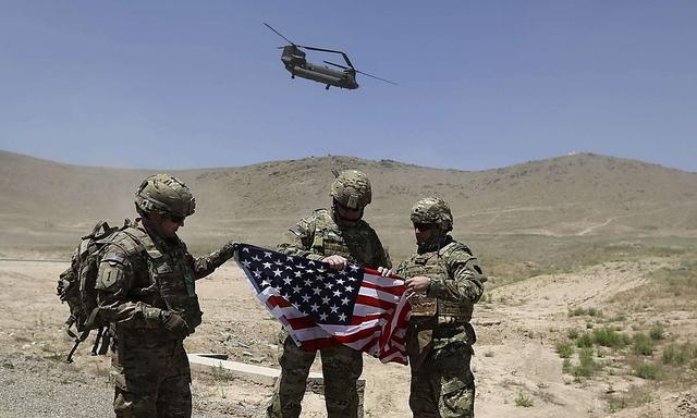 In einer Zeremonie haben Nato-Soldaten den afghanischen Streitkräften am Dienstag die Sicherheitsverantwortung für das Land übergeben. Nun sollen Friedensverhandlungen mit den Taliban folgen.