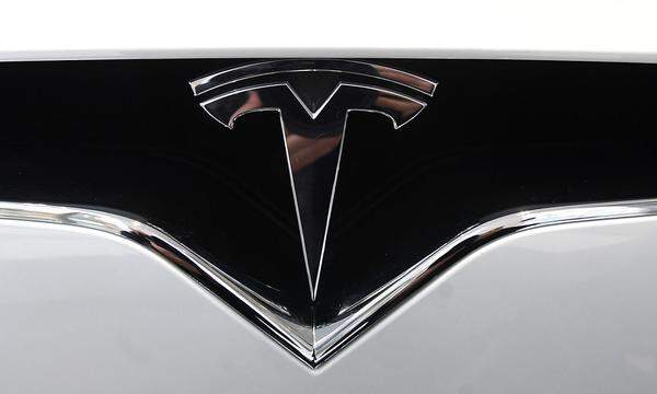 Tesla bringt es laut eigenen Angaben bisher weltweit auf mehr als 400.000 Reservierungen für das Model 3, für die jeweils 1000 Dollar bzw. Euro hinterlegt werden mussten. &gt;&gt;&gt; Mehr zum Thema: Tesla verkauft in den USA erstmals mehr Autos als Audi