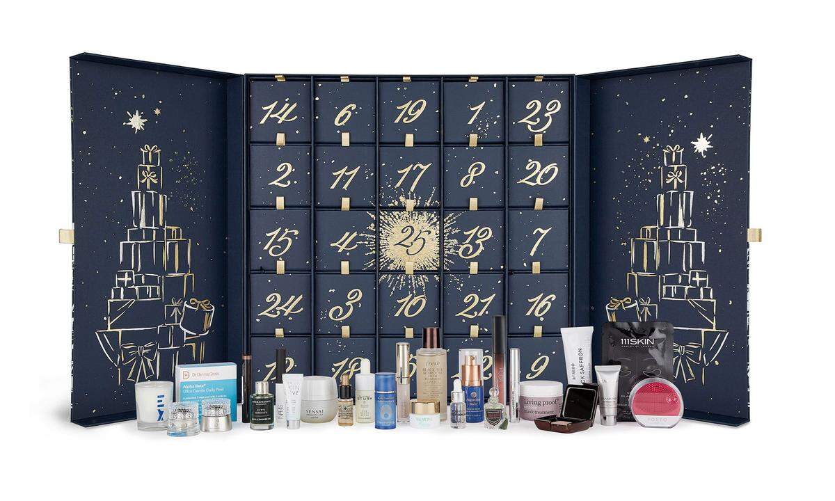 Wir bleiben in Großbritannien. The Harrods Beauty Advent Calendar begleitet die Weihnachtszeit mit 24 Mini-Überraschungen hochwertiger Kosmetikmarken. Der Preis ist größer als die Probedöschen: rund 300 Euro kostet der Kalender. Bestückt wurde er von Beauty-Chefin Mia Collins. 