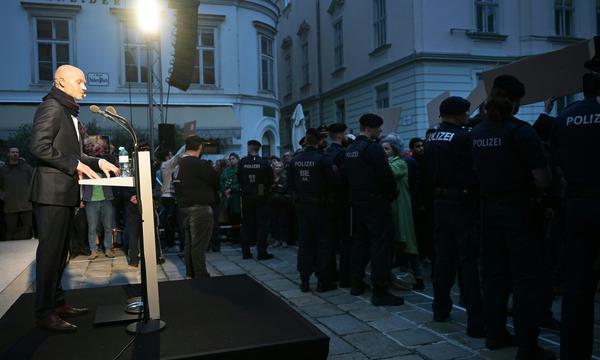 Im Lichte der Aufklärung, unter Polizeischutz: der Philosoph Omri Boehm bei seiner „Rede an Europa" am Wiener Judenplatz.
