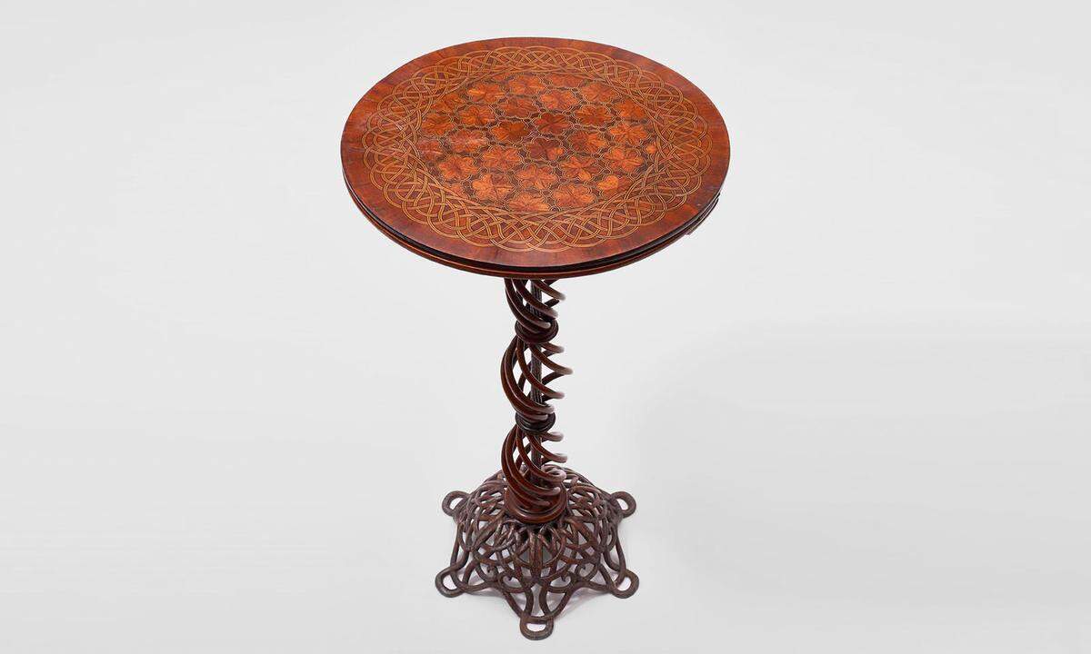 Biegekunst. Ein Tischchen für die Pariser Weltausstellung, produziert von Thonet im Jahr 1855.