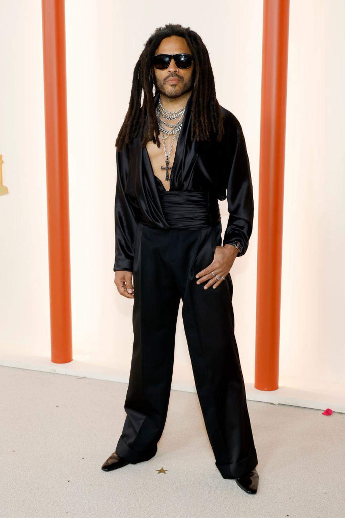 Lenny Kravitz stets in rockigem Look - oben ohne, dafür mit einer Menge Halsschmuck. 