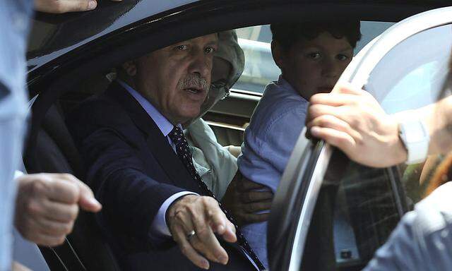 Erdogan mit Verwandten am Samstag beim Istanbuler Flughafen