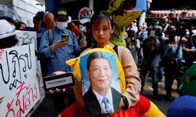 Eine Demonstrantin trägt einen Winnie Puuh-Bär mit dem Konterfei von Xi Jinping