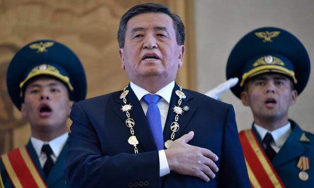 Kirgistans Präsident, Sooronbaj Scheenbekow, hier bei seiner Angelobung, ist nach massiven Protesten in den Straßen zurückgetreten.