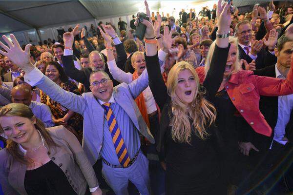 Jubel bei den Anhängern des Rechtsliberalen Mark Rutte: Seine Partei für Freiheit und Demokratie VVD erreichte bei der Parlamentswahl in den Niederlanden 41 der insgesamt 150 Parlamentssitze.