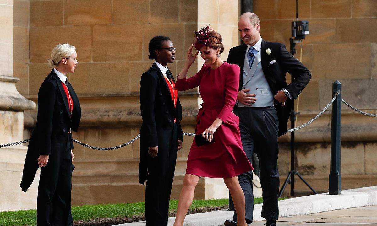 Die Herzogin von Cambridge entschied sich für ein Kleid von Alexander McQueen in kräftigem Fuchsia und einen Hut von Philip Treacy.