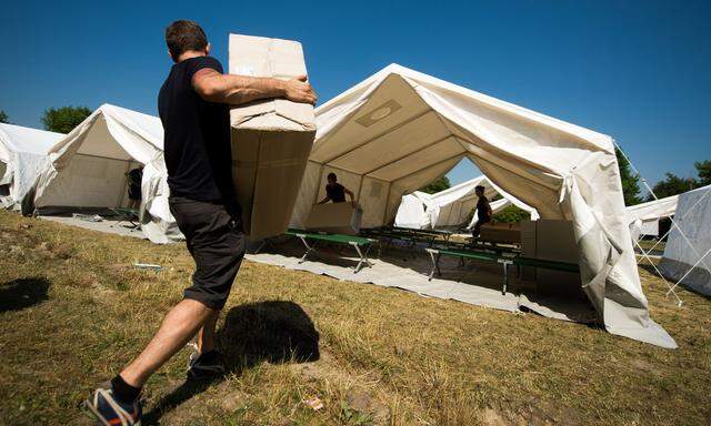 BURGENLAND: ASYL -ZELTE AM GELAeNDE DER LANDESPOLIZEIDIREKTION EISENSTADT