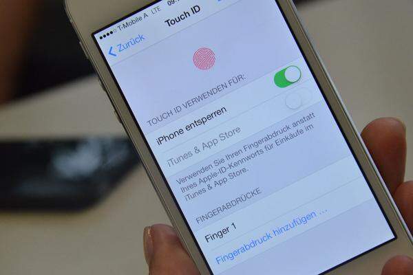 Mit dem Fingerabdruck-Sensor lassen sich auf Wunsch auch Einkäufe in iTunes bestätigen - wohl das endgültige Ende für versehentliche Shopping-Touren von Kindern auf dem iPhone der Eltern.