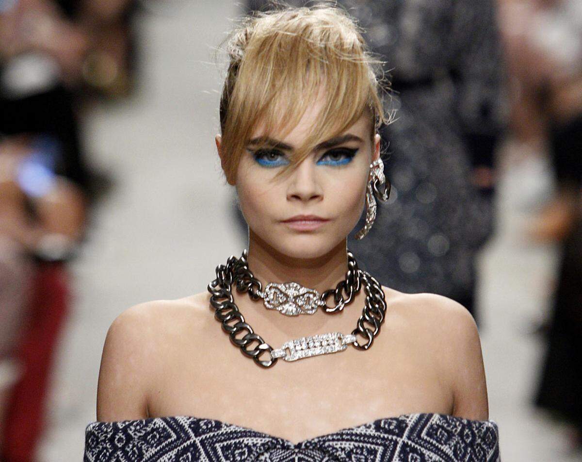 Bei der Präsentation der Chanel  Cruise-Kollektion trug Cara Delevingne einen Solo-Ohrring.
