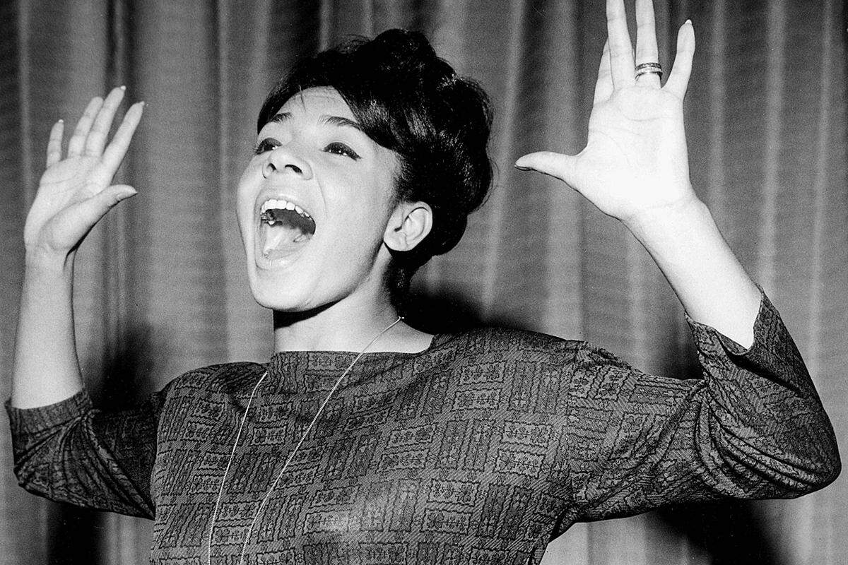 Shirley Bassey: ''Reach for the Stars'' (1960)Der Song erklomm im September 1961 die Nummer eins der britischen Charts. Der englische Text stammt von Norman Newell.