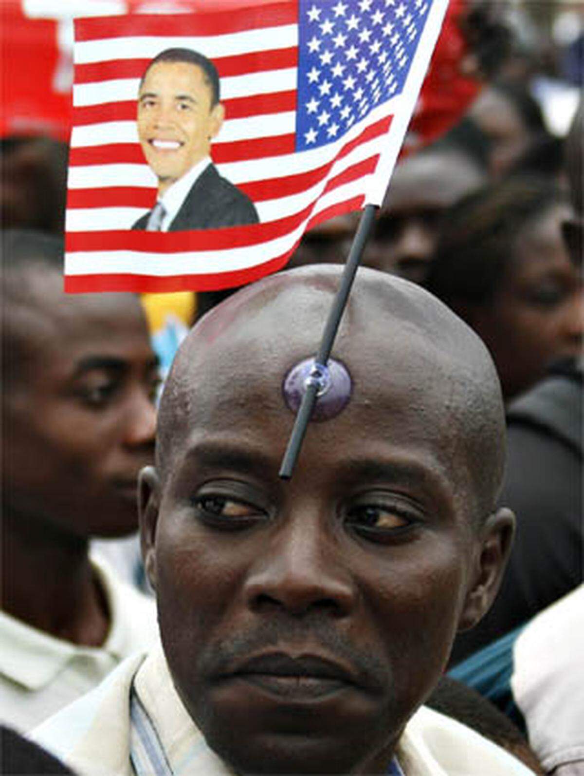 Bevor es zurück in die Vereinigten Staaten ging, schaute Obama noch in Ghana vorbei. Afrikas Vorzeigestaat ist somit das erste afrikanische Land, das Obama seit seiner Amtsübernahme besuchte.Auf den Straßen der Hauptstadt Accra bereiteten hunderte Menschen Obama einen begeisterten Empfang.