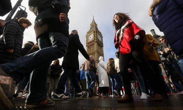 Touristen auf der Londoner Westminster Bridge – mit Blick auf das britische Parlament.