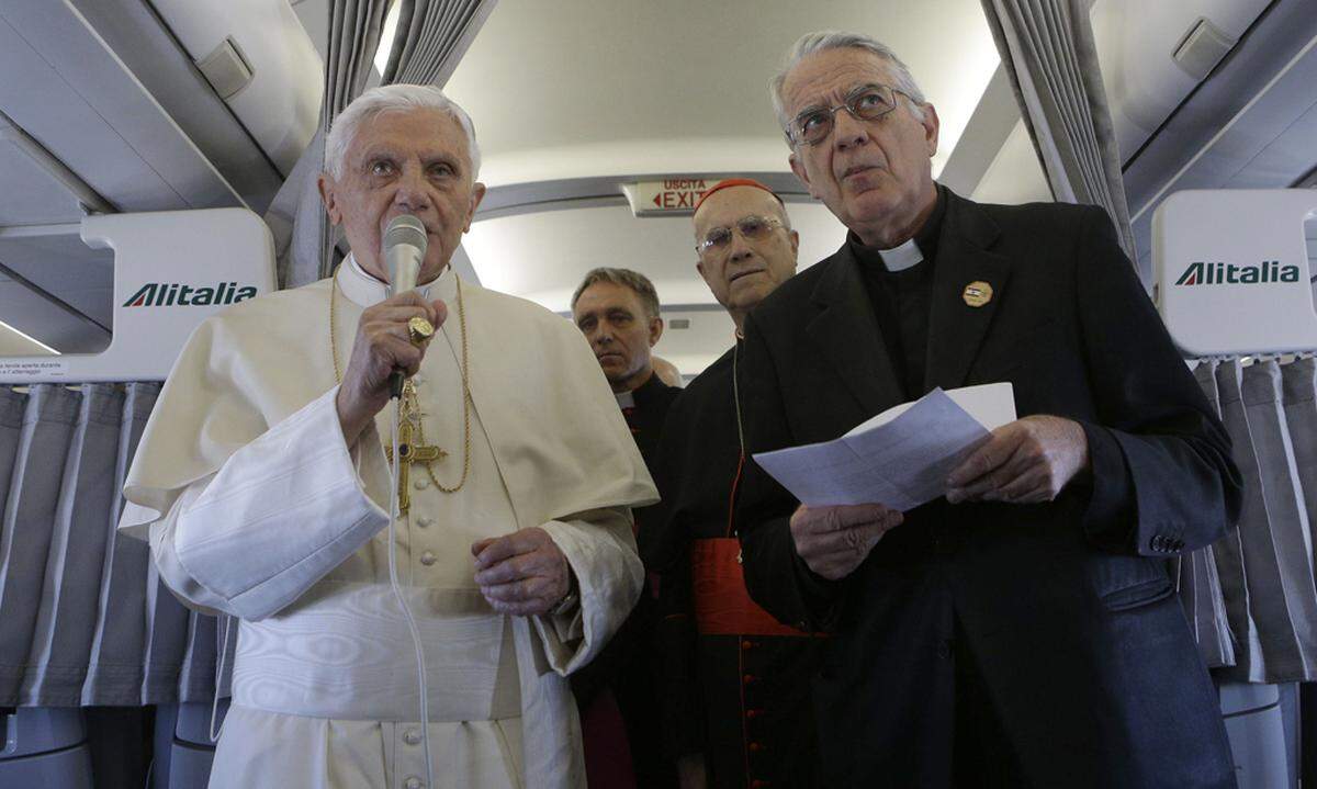 Noch im Flugzeug forderte der Papst vor Journalisten ein Ende aller Waffenlieferungen in das Nachbarland Syrien.