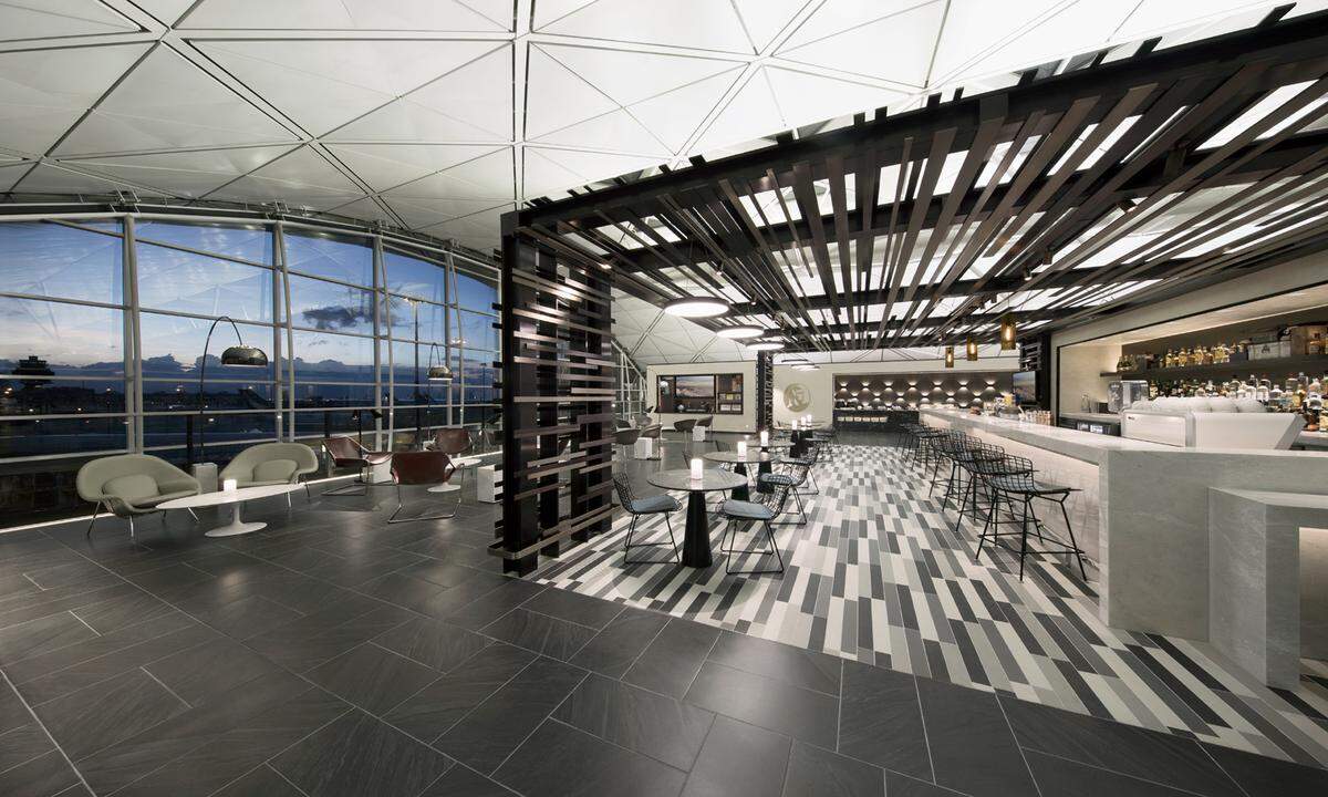 2017 eröffnet, beeindruckt die Lounge im Hongkong International Airport mit "Hangarfeeling" - Dazu trägt das geschwungene Dach in Kombination mit riesigen Fensterfronten bei...