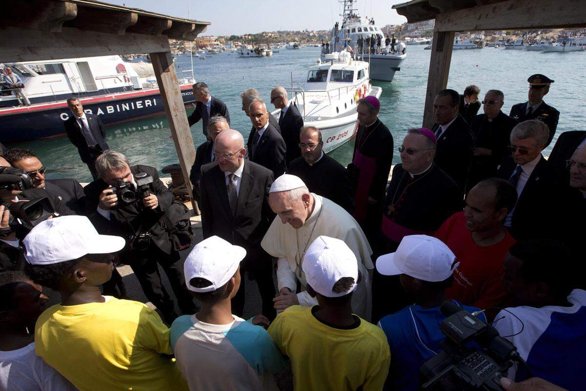 Das este Ziel einer Reise, die den Papst am 8. Juli 2013 aus Rom heraus führt, ist Lampedusa, die Flüchtlingsinsel. Ausgerechnet. "Die Wohlstandskultur macht uns unempfindlich für die Schreie der anderen und führt zur Globalisierung der Gleichgültigkeit", sagt er.