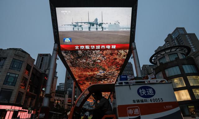 Ein öffentlicher Bildschirm in Peking zeigt Bilder der aktuellen chinesischen Militärübungen rund um Taiwan.
