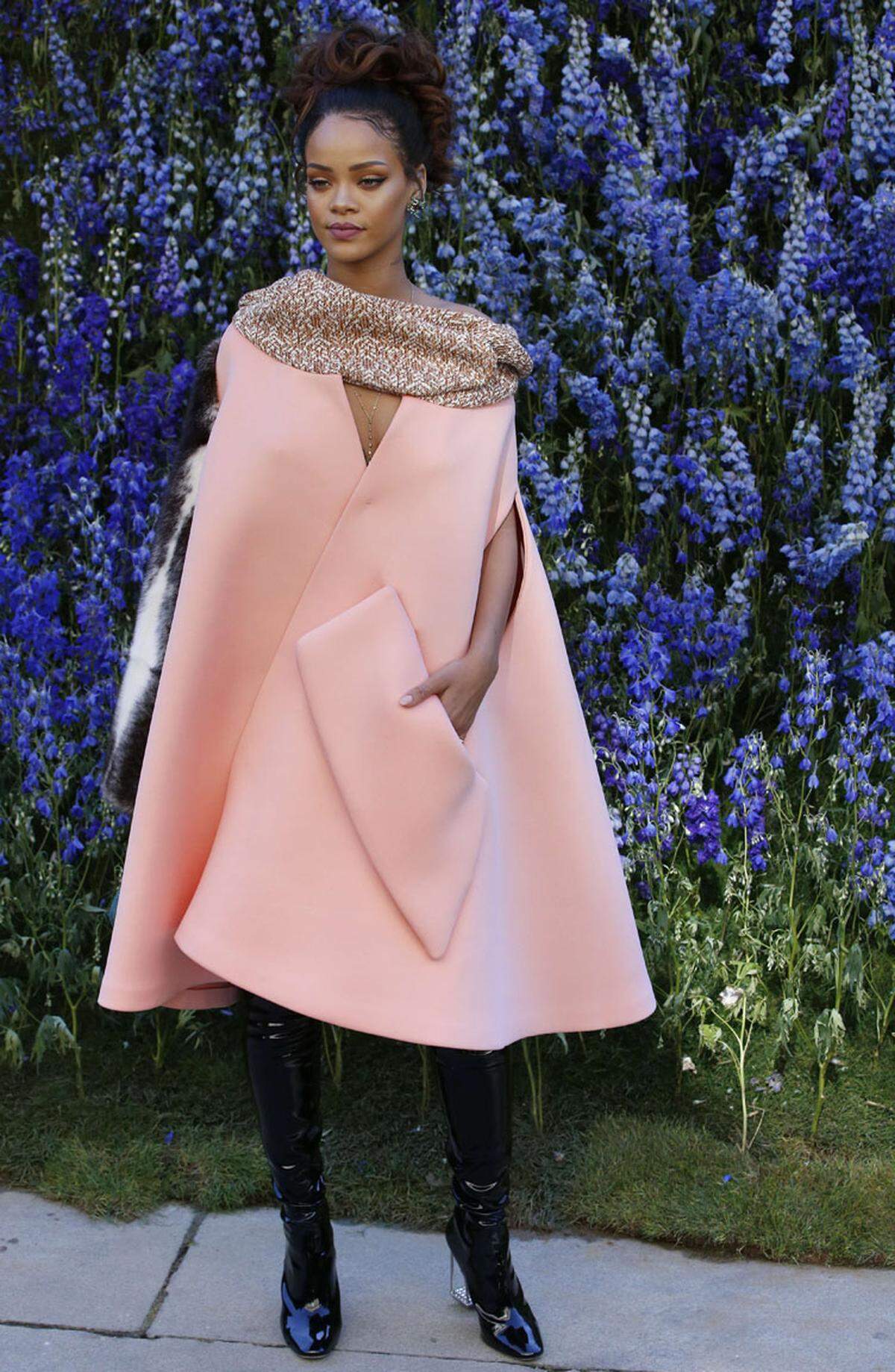 Das Defilee von Dior zog viele Stars nach Paris, darunter auch Testimonial Rihanna die in einem XL-Mantel Eindruck machte.