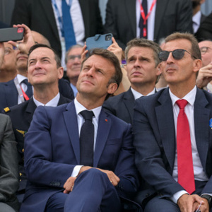 Präsidialer Besuch am Eröffnungstag der Luftfahrtmesse von Le Bourget (19. bis 25. Juni): Emmanuel Macron und Anhang beim Planespotting. 