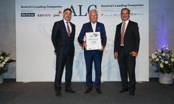 Auszeichnung Kategorie International - 3. Platz für die KEBA Group AG aus Linz (v.l.): Commerzbank-Abteilungsdirektor Christian Koller, KEBA-CEO Gerhard Luftensteiner und IV Oberösterreich-Präsident Axel Greiner.