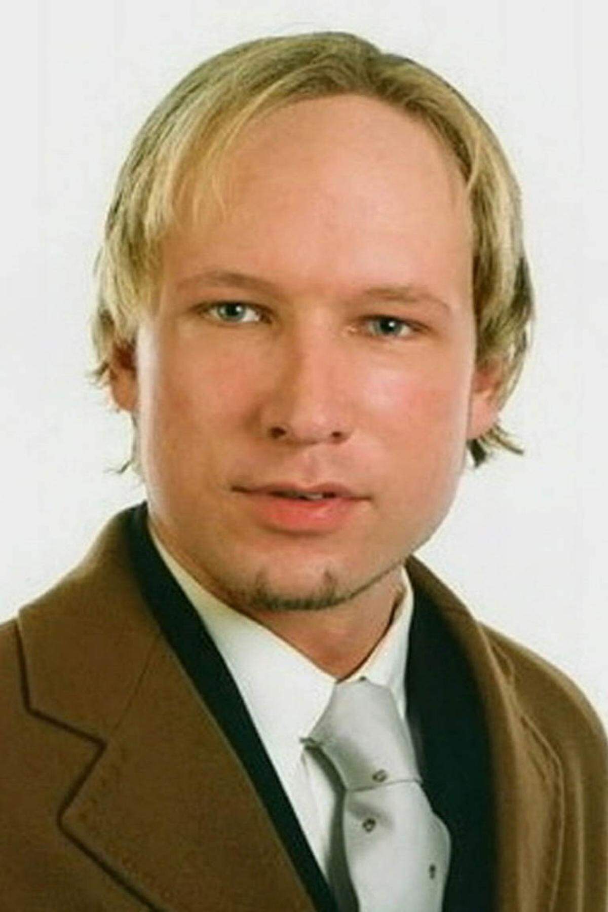 Breivik wird 1979 geboren und wächst im Westen Oslos auf - und zwar "in privilegierten Verhältnissen", wie er in seinem Manifest schreibt. Breivik ist eineinhalb Jahr alt, als sich seine Eltern scheiden lassen. Er bleibt bei seiner Mutter, einer "moderaten Feministin", die wie sein Vater Jens der von Breivik heute verhassten Arbeiterpartei nahe steht. Seinen Stiefvater, einen Armee-Offizier, nennt Breivik ein "Sexmonster“, Sein leiblicher Vater Jens ist Wirtschafts-Diplomat und arbeitet später in den norwegischen Botschaften in London und Paris. Seit 1995 hat der in Frankreich lebende Mann keinen Kontakt mehr zu seinem Sohn. "Er hätte sich und nicht andere umbringen sollen", sagt Jens Breivik als er von den Anschlägen erfährt.