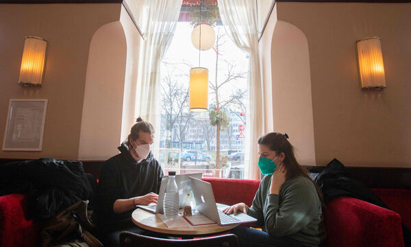 Nicht nur in der Gastronomie, auch am Arbeitsplatz gilt künftig nur noch ein PCR-Test als Testnachweis.