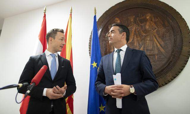  EU-Minister Gernot Blümel mit dem mazedonischen Außenminister, Nikola Dimitrov, in Skopje: Eine historische Weggabelung.