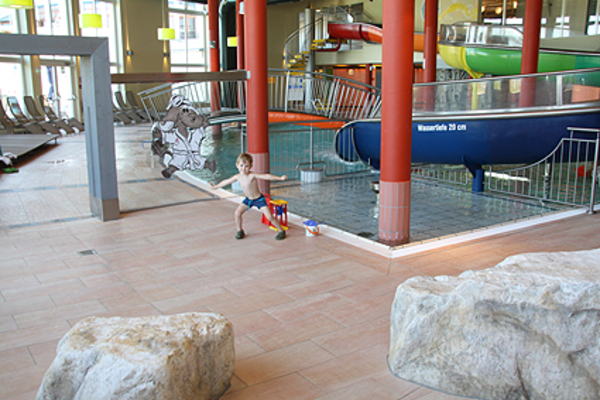 Ab geht's zum Schwimmen in die eigens für Kinder gestaltete "Waterworld".