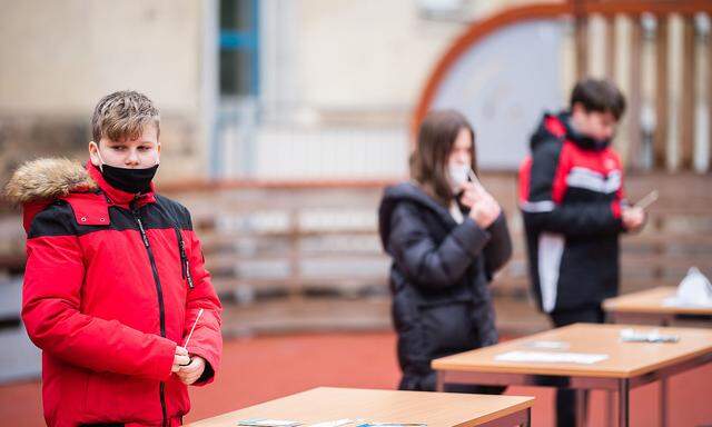 Im Rahmen eines Fototermins anlässlich der Schulöffnungen demonstrierten Kinder den "Nasenbohrer"-Test. 