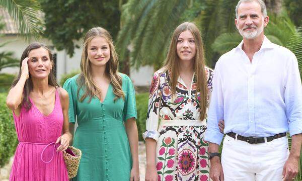 Felipe VI. schickt seine älteste Tochter, die ­17-jährige Prinzessin Leonor (2.v.l.) in eine dreijährige Offiziersausbildung. 