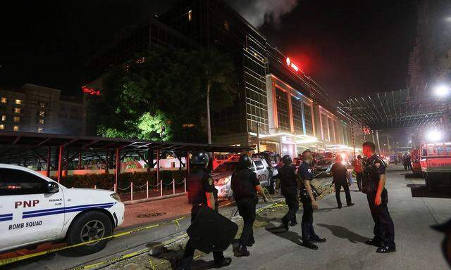 Sicherheitskräfte vor dem Megahotelkomplex in Manila. Laut Polizei ermordete ein geistig verwirrter Mann mindestens 37 Menschen, bevor er sich selbst tötete.