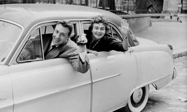 Peter Alexander mit seiner Ehefrau, Hilde, im Jahr 1955. 
