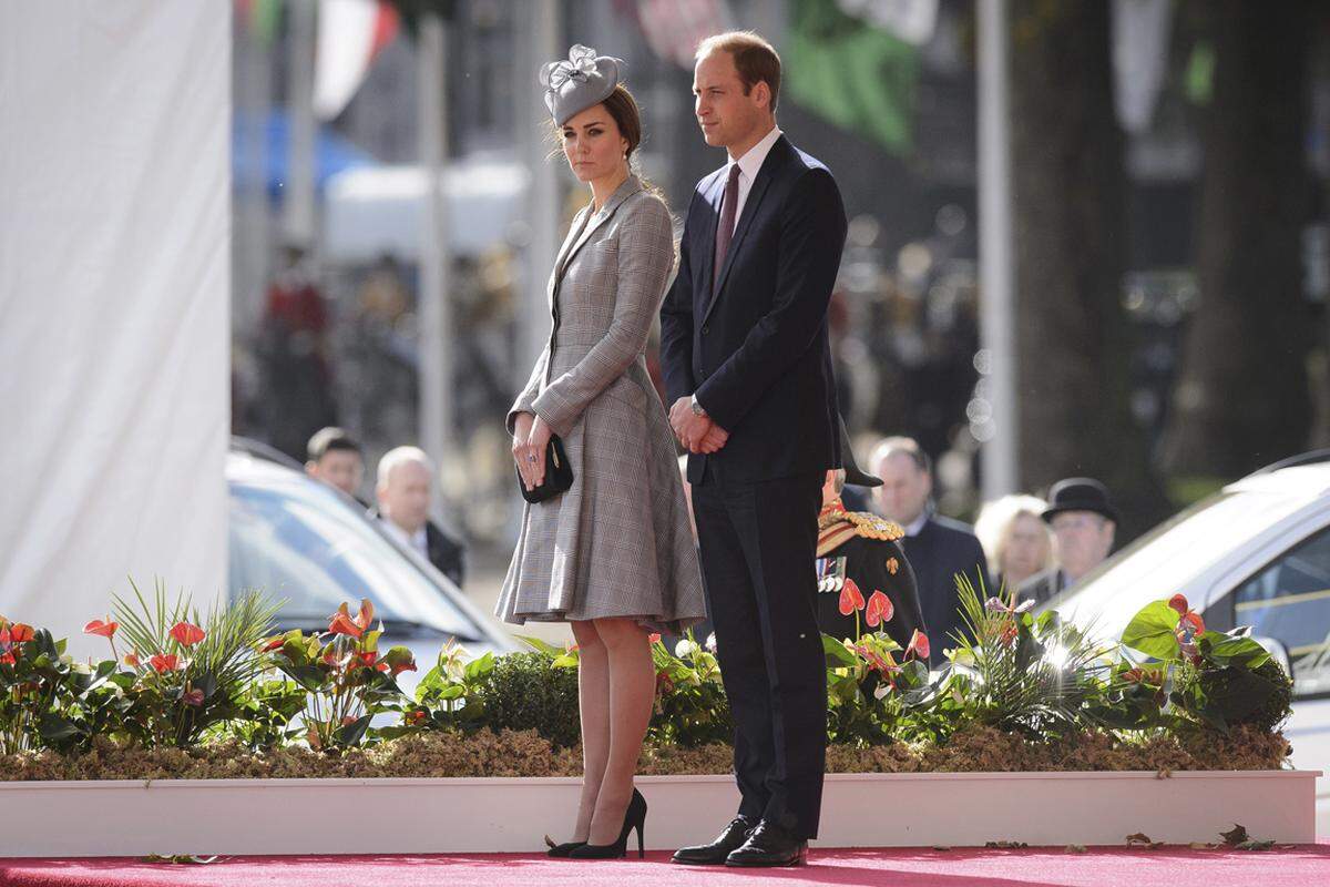 "Der Herzog und die Herzogin von Cambridge freuen sich bekannt geben zu können, dass ihr Baby im April 2015 zur Welt kommen wird", heißt es auf princeofwales.gov.uk, der offiziellen Seite von Prinz Charles und Herzogin Camilla.