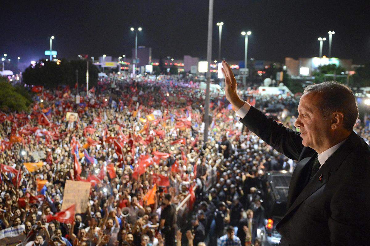 Den Zorn des Regierungschefs hatten vor der Justiz bereits die sogenannten Gezi-Demonstranten zu spüren bekommen. Mit Tränengas und Gummigeschossen ließ Erdogan die Polizei gegen die Aktivisten vorgehen, die gegen die Bebauung eines Parks in Istanbul demonstriert hatten. Die Demonstrationen schlugen auch wegen dieses brutalen Polizeieinsatzes rasch in einen allgemeinen Regierungsprotest um. Nach seiner Rückkehr aus Nordafrika, auf dem Höhepunkt der Proteste, empfangen Tausende Anhänger Erdogan auf dem Flughafen. "Keine Macht außer Allah kann den Aufstieg der Türkei aufhalten", ruft er ihnen zu. Und seine Gegner rückt er in die Nähe von Terroristen und Kriminellen. Spätestens jetzt ist die ganze Türkei polarisiert und gespalten, in Gegner und Anhänger Erdogans, des neuen Präsidenten.