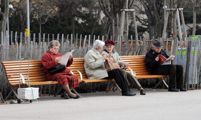 Pensionisten im Park