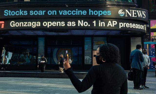 Eine Anzeige am Times Square in New York vergangene Woche mit der Nachricht zum potenziellen Durchbruch in der Entwicklung einer Impfung.