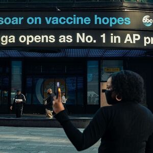 Eine Anzeige am Times Square in New York vergangene Woche mit der Nachricht zum potenziellen Durchbruch in der Entwicklung einer Impfung.